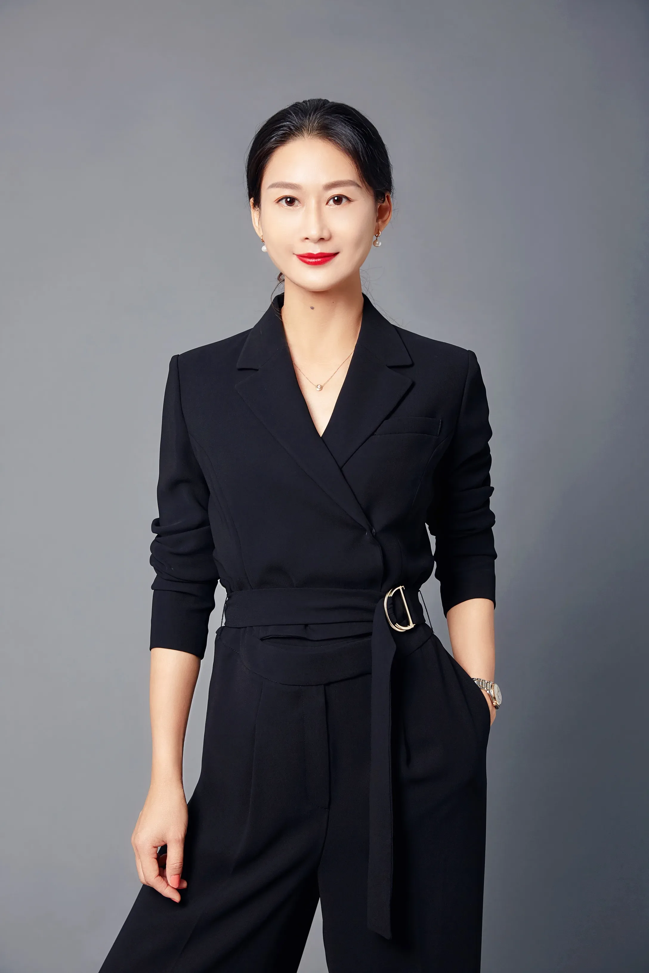 小白老师照片（黑色套装